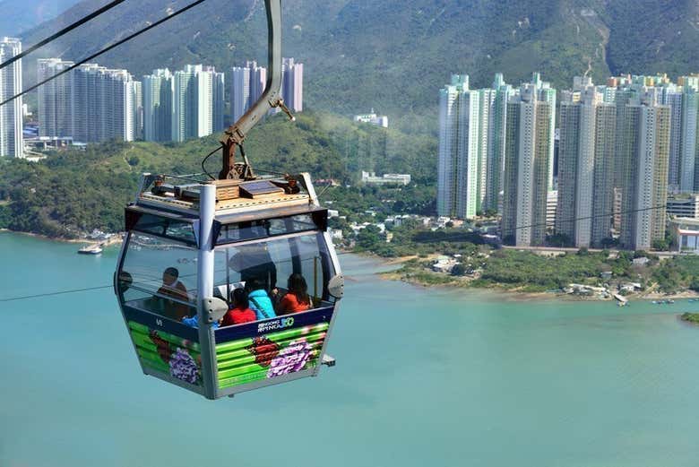 Subindo de teleférico no monte Ngong Ping